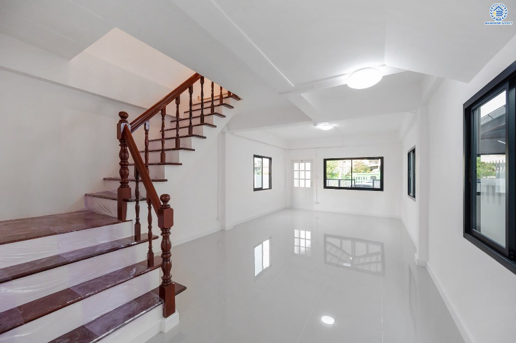 บ้านมือสองตกแต่งใหม่ พระปิ่น2 บรมราชชนนี เนื้อที่ 36.30 ตร.ว. ฟังก์ชัน 2 ห้องนอน 2 ห้องน้ำ เข้า-ออกได้สองเสั้นทาง โครงการติดถนนบรมราชชนนี เชื่อมต่อถนนศาลาธรรมสพน์ ใกล้ทางคู่ขนานลอยฟ้าบรมราชชนนี ใกล้จุดขึ้นทางด่วน "ศรีรัช" และห้างสรรพสินค้าเซ็นทรัลปิ่นเกล้า...